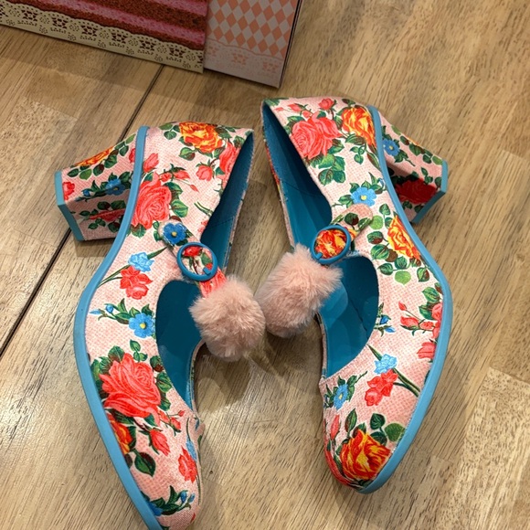 Floral Embroidered Heels with Blue Accents - Picture 4 of 6